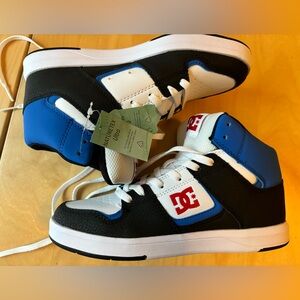 Big Boys Size 5 DC Hightop sneakers